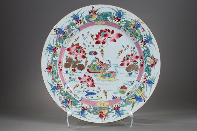 Large dish famille rose porcelain decorated with ducks in the center and eight immortals on the edge | MasterArt